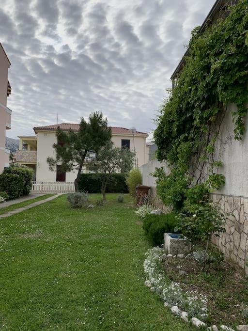 Sunny Grandma'S Garden Apartment Baška Exterior foto
